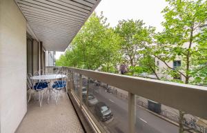 A balcony or terrace at Garden in Paris l Eiffel Tower 20 min by metro
