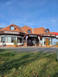 a building with a sign that reads regional restaurant at Vozi Rooms in Méhkerék