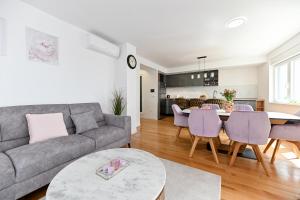 una sala de estar con un sofá y una mesa en Lo-Lo Apartment, en Zadar