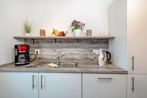 Küche/Küchenzeile in der Unterkunft Schleivilla Lootsen Hus by Seeblick Ferien ORO, 3Etagen,8Pers,Sauna,Kamin