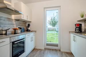 Küche/Küchenzeile in der Unterkunft Schleivilla Lootsen Hus by Seeblick Ferien ORO, 3Etagen,8Pers,Sauna,Kamin