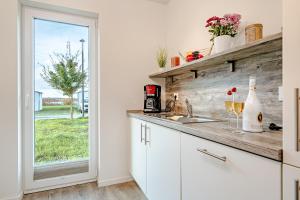 Küche/Küchenzeile in der Unterkunft Schleivilla Lootsen Hus by Seeblick Ferien ORO, 3Etagen,8Pers,Sauna,Kamin