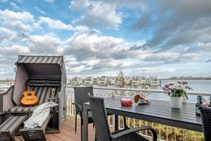 Ein Balkon oder eine Terrasse in der Unterkunft Schleivilla Lootsen Hus by Seeblick Ferien ORO, 3Etagen,8Pers,Sauna,Kamin