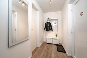 Ein Bett oder Betten in einem Zimmer der Unterkunft Schleivilla Lootsen Hus by Seeblick Ferien ORO, 3Etagen,8Pers,Sauna,Kamin