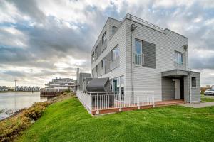 Das Gebäude in dem sich das Ferienhaus befindet