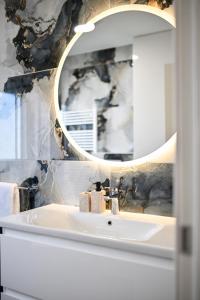 un baño con lavabo y espejo en Lo-Lo Apartment, en Zadar 67 fotos más