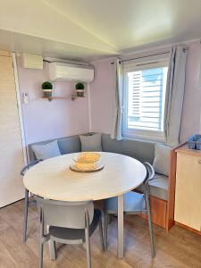 Imagen de la galería de MOBIL HOME Le Soleil,3CH,6PERS, en Port-la-Nouvelle