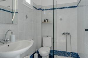 Koupelna v ubytování Seaview Double Room Perivolos Beach