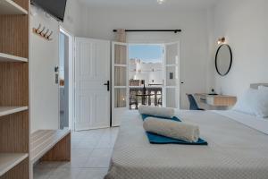 Postel nebo postele na pokoji v ubytování 08 Double room Perivolos beach