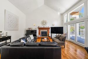 Fotografie z fotogalerie ubytování Charming Surrey Residence with Ample Space v destinaci Surrey
