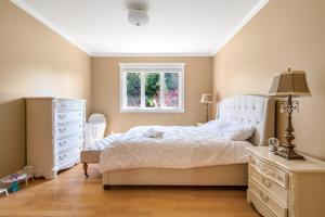 Fotografie z fotogalerie ubytování Charming Surrey Residence with Ample Space v destinaci Surrey