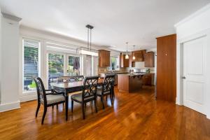 Fotografie z fotogalerie ubytování Charming Surrey Residence with Ample Space v destinaci Surrey