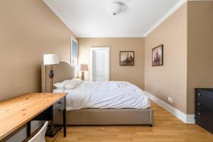 Fotografie z fotogalerie ubytování Charming Surrey Residence with Ample Space v destinaci Surrey
