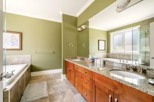 Fotografie z fotogalerie ubytování Charming Surrey Residence with Ample Space v destinaci Surrey