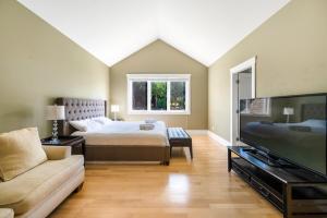 Fotografie z fotogalerie ubytování Charming Surrey Residence with Ample Space v destinaci Surrey