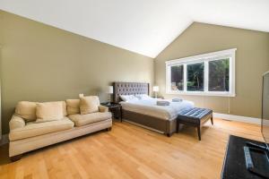 Fotografie z fotogalerie ubytování Charming Surrey Residence with Ample Space v destinaci Surrey