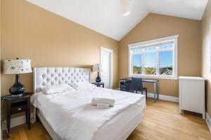 Fotografie z fotogalerie ubytování Charming Surrey Residence with Ample Space v destinaci Surrey