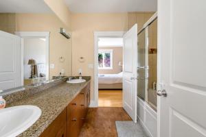 Fotografie z fotogalerie ubytování Charming Surrey Residence with Ample Space v destinaci Surrey