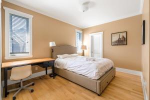 Fotografie z fotogalerie ubytování Charming Surrey Residence with Ample Space v destinaci Surrey