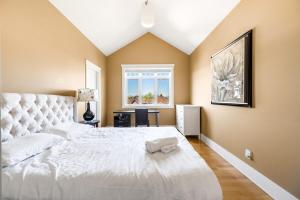 Fotografie z fotogalerie ubytování Charming Surrey Residence with Ample Space v destinaci Surrey