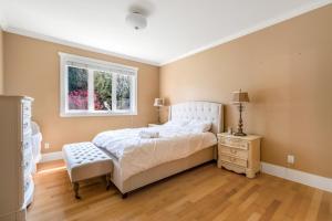 Fotografie z fotogalerie ubytování Charming Surrey Residence with Ample Space v destinaci Surrey