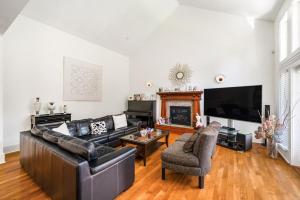 Fotografie z fotogalerie ubytování Charming Surrey Residence with Ample Space v destinaci Surrey