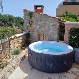 Bazén v ubytování LOVRO Luxury apartment with Jacuzzi and terrace sea view nebo v jeho okolí