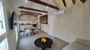 un salon avec une table et une cuisine dans l'établissement Navas PentHouse 301 By Florentia Homes, à Grenade 21 autres photos