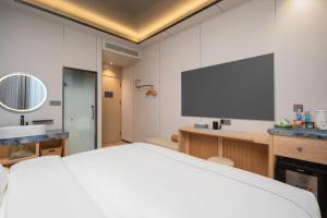 Postel nebo postele na pokoji v ubytování 安汇文化酒店 朝阳高铁站石佛营地铁站店