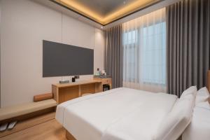 TV a/nebo společenská místnost v ubytování 安汇文化酒店 朝阳高铁站石佛营地铁站店