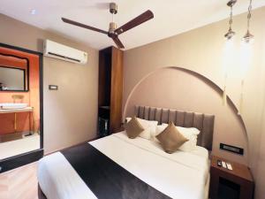 ムンバイにあるHotel White Pearl - Colaba Mumbaiのベッドルーム1室(ベッド1台、白黒の掛け布団付)