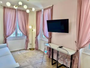TV a/nebo společenská místnost v ubytování Hotel Astigiana & Appartamenti