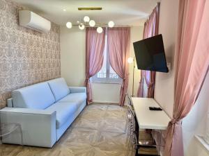 TV a/nebo společenská místnost v ubytování Hotel Astigiana & Appartamenti
