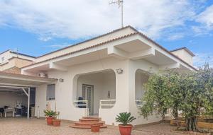 uma casa branca com plantas na frente em Nice Home In Ribera With Wifi em Ribera