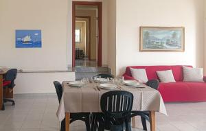uma sala de jantar com uma mesa e um sofá vermelho em Nice Home In Ribera With Wifi em Ribera