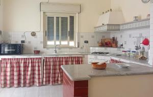 uma cozinha com uma cortina vermelha e branca em Nice Home In Ribera With Wifi em Ribera