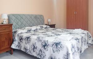 Uma cama ou camas num quarto em Nice Home In Ribera With Wifi