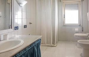 Uma casa de banho em Nice Home In Ribera With Wifi