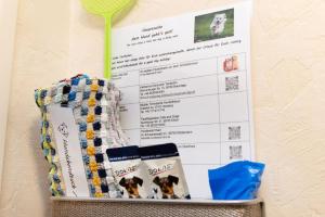 a poster on a wall with a dog schedule at FeWo Harzer Bergwind Sankt Andreasberg, 1 Hund bis 30Kg willkommen, große eingezäunte Terrasse mit Gasgrill in Sankt Andreasberg