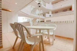 a dining room with a white table and chairs at Ayf confortable bajo de dos terrazas trebol dor in Oropesa del Mar