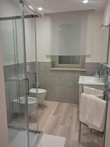 a bathroom with a shower and a toilet and a sink at Design a PSG con aria condizionata in Porto San Giorgio +15 photos