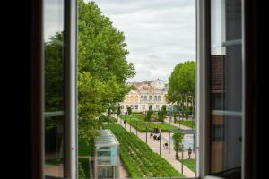 Vonkajšia záhrada v ubytovaní Douce Parenthese a Carcassonne