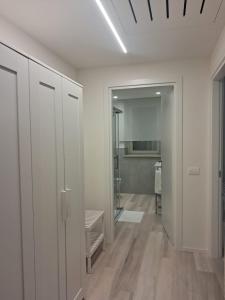 a white room with a hallway with a bathroom at Design a PSG con aria condizionata in Porto San Giorgio