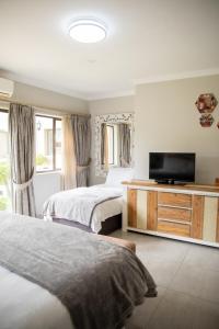 Кровать или кровати в номере The African Penguin Guesthouse