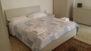 a bedroom with a bed with two towels on it at Casa Farinati 3 in Verona