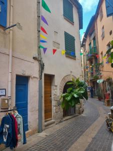 a street with a building with colorful flags on it at Duplex quartier piéton in Collioure