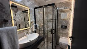 Ένα μπάνιο στο Karaca Hotel Van