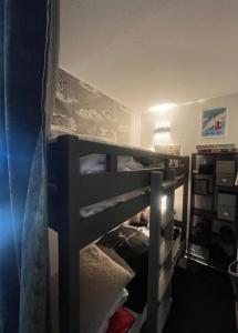 Palanda nebo palandy na pokoji v ubytování Appartement ambiance chalet Avoriaz