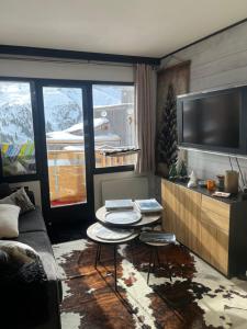 TV a/nebo společenská místnost v ubytování Appartement ambiance chalet Avoriaz
