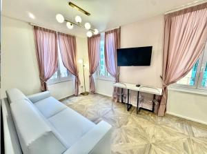 TV a/nebo společenská místnost v ubytování Hotel Astigiana & Appartamenti